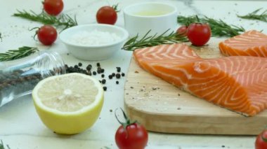 yemek pişirmek için malzemelerle taze Çiğ somon fileto