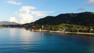 güneşli deniz ve tropik ada şaşırtıcı havadan görünümü 