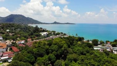 güneşli deniz ve tropik ada şaşırtıcı havadan görünümü 