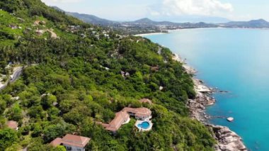 güneşli deniz ve tropik ada şaşırtıcı havadan görünümü 