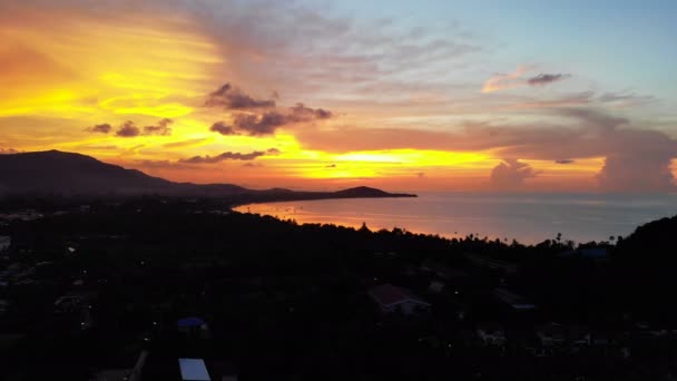 惊人的海上鸟瞰和戏剧性的日落天空 — 图库视频影像