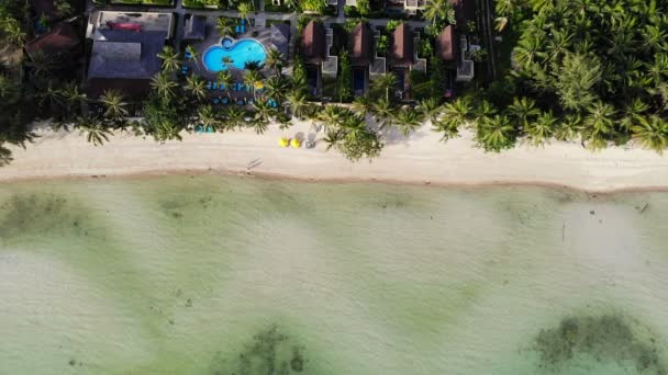 Geweldige Luchtfoto Uitzicht Zee Tropisch Eiland Zonnige Dag — Stockvideo