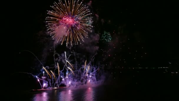 Vídeo Fogos Artifício Brilhando Céu Noturno Drak — Vídeo de Stock