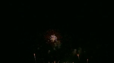 4 k video drak gece gökyüzünde parlayan havai fişek