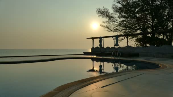 游泳池 沙滩伞和戏剧性天空的日落景色 — 图库视频影像