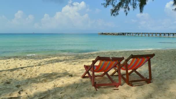 熱帯のビーチと青い海の波で つの寝椅子 — ストック動画
