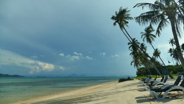 Kursi Lounge Pantai Berpasir Dengan Gelombang Laut Biru — Stok Video