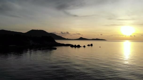 Дивовижний Повітряний Вид Море Драматичне Небо Заходу Сонця — стокове відео
