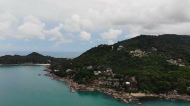 güneşli deniz ve tropik ada şaşırtıcı havadan görünümü 