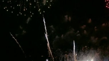 4 k video drak gece gökyüzünde parlayan havai fişek