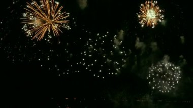 4 k video drak gece gökyüzünde parlayan havai fişek