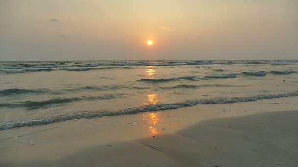 Atardecer Vista Las Olas Del Mar Playa Arena Cielo Dramático — Vídeos de Stock