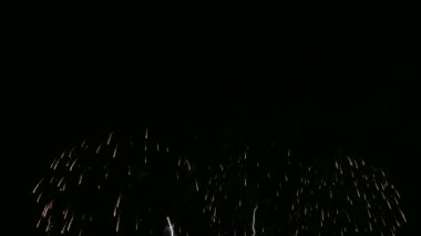 4 k video drak gece gökyüzünde parlayan havai fişek