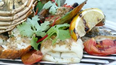 lezzetli karışık deniz ürünleri ızgara, video  