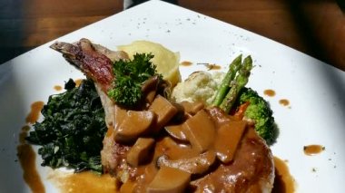 lezzetli ızgara domuz eti biftek sosu ve beyaz tabak sebze 