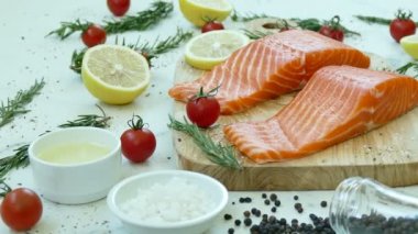 yemek pişirmek için malzemelerle taze Çiğ somon fileto