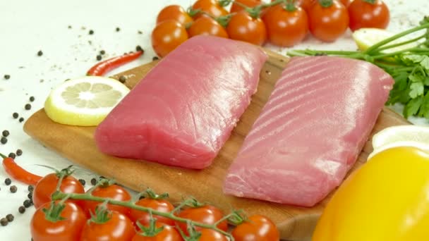 Yemek Pişirmek Için Malzemelerle Çiğ Ton Balığı Filetosu — Stok video