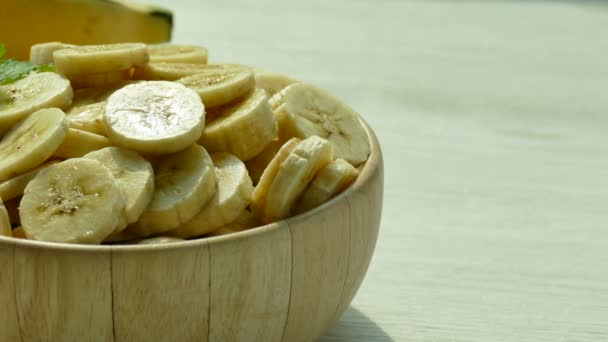 Bananas Fatiadas Tigela Madeira Bananas Inteiras Mesa — Vídeo de Stock