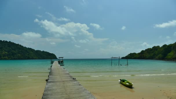 Spiaggia Tropicale Con Molo Legno Nella Giornata Sole — Video Stock