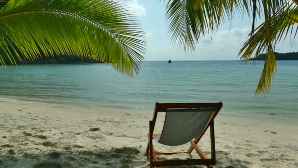 Chaise Lounge Tropisch Strand Met Blauwe Oceaan Golven — Stockvideo