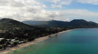 güneşli deniz ve tropik ada şaşırtıcı havadan görünümü 