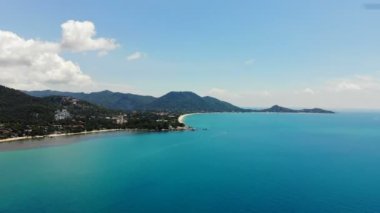 güneşli deniz ve tropik ada şaşırtıcı havadan görünümü 