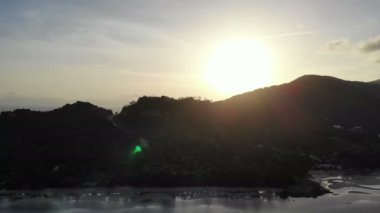 deniz ve gün batımında tropikal resort şaşırtıcı havadan görünümü 