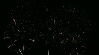karanlık gece gökyüzünde parlayan havai fişek 4 k video