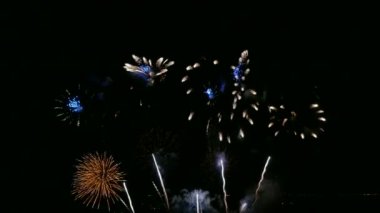 karanlık gece gökyüzünde parlayan havai fişek 4 k video