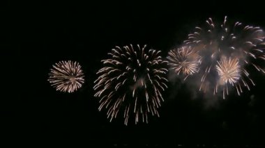 karanlık gece gökyüzünde parlayan havai fişek 4 k video