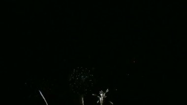 karanlık gece gökyüzünde parlayan havai fişek 4 k video