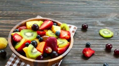 çeşitli olgunlaşmış meyve ve çilek rustik masada ahşap kase 