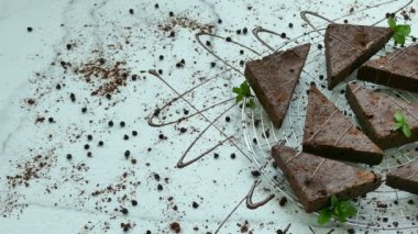nane yaprakları ile lezzetli çikolatalı browni kek 