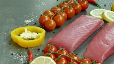yemek pişirmek için malzemelerle çiğ ton balığı filetosu 