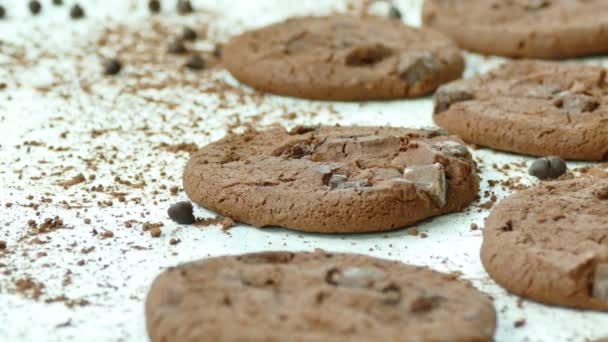 美味的自制饼干和巧克力滴在白色背景 — 图库视频影像