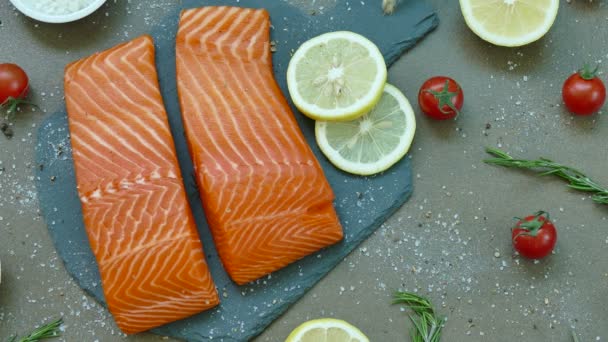 Verse Rauwe Zalmfilet Met Ingrediënten Voor Het Koken — Stockvideo