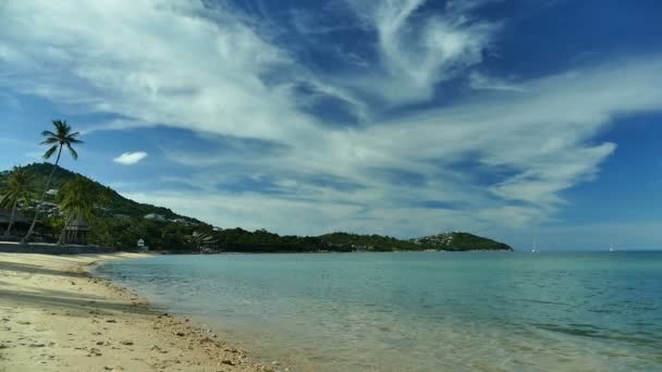 Malerischer Yachthafen Mit Meereswellen Sandstrand Und Blauem Himmel — Stockvideo