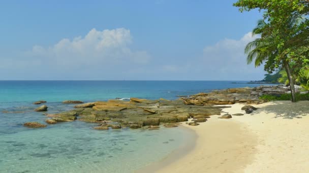 Picturesque Marina Sea Waves Sandy Beach Blue Sky — Stock Video