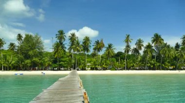 güneşli ahşap iskele ile tropikal plaj 