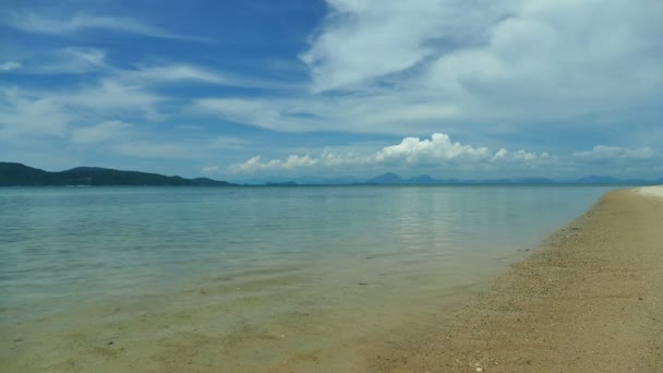 有海浪 沙滩和蓝天的风景如画的码头 — 图库视频影像