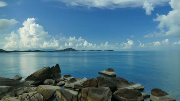 令人惊叹的海上和岩石鸟瞰阳光明媚的一天 — 图库视频影像
