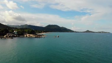 güneşli deniz ve tropik ada şaşırtıcı havadan görünümü 