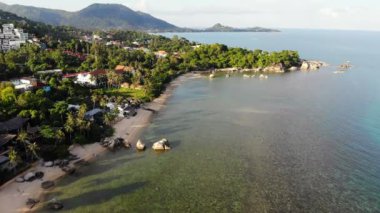 güneşli deniz ve tropik ada şaşırtıcı havadan görünümü 