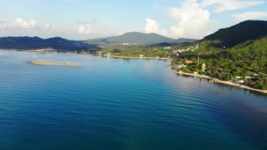 güneşli deniz ve tropik ada şaşırtıcı havadan görünümü 