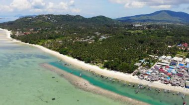 güneşli deniz ve tropik ada şaşırtıcı havadan görünümü 