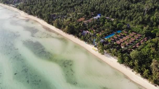 Geweldige Luchtfoto Uitzicht Zee Tropisch Eiland Zonnige Dag — Stockvideo