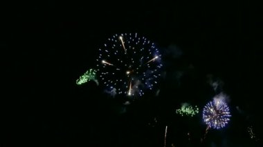 karanlık gece gökyüzünde parlayan havai fişek 4 k video