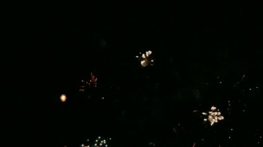 karanlık gece gökyüzünde parlayan havai fişek 4 k video