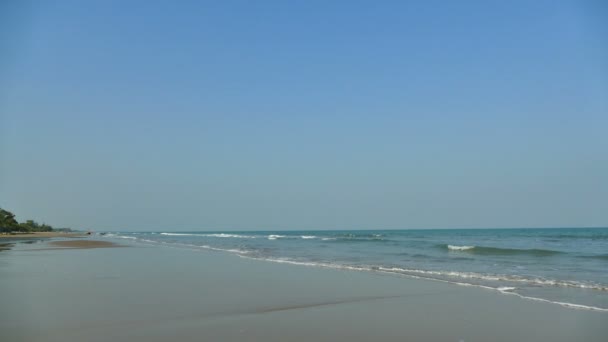 海の波と砂浜と青空と絵のように美しいマリーナ — ストック動画