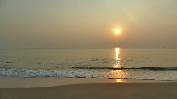 Sonnenuntergang Blick Auf Meereswellen Sandstrand Und Dramatischen Himmel — Stockvideo